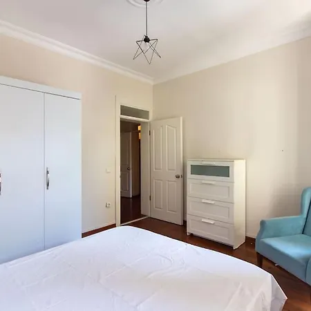 Apartamento Authentic And Spacious 3br Flat W Ac And Balcony Estambul