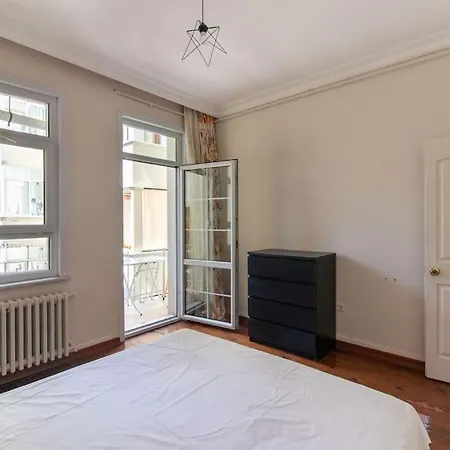 Apartment Authentic And Spacious 3br Flat W Ac And Balcony Istanbul