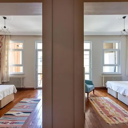 Authentic And Spacious 3br Flat W Ac And Balcony