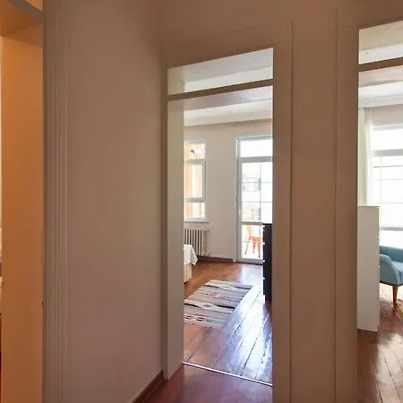 Authentic And Spacious 3br Flat W Ac And Balcony