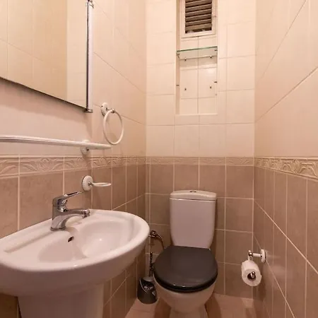 Apartment Authentic And Spacious 3br Flat W Ac And Balcony *