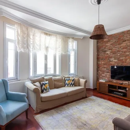 Authentic And Spacious 3br Flat W Ac And Balcony